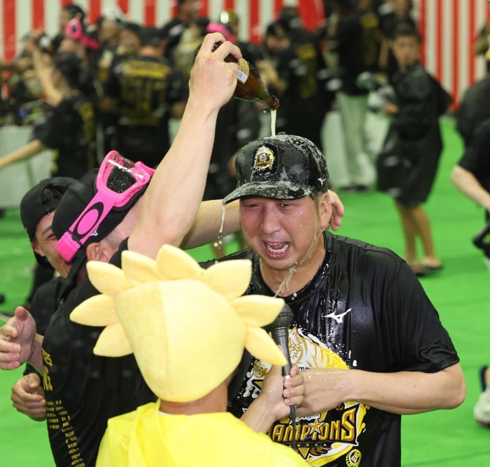 　ビールをかけられる藤川監督（撮影・田中太一）