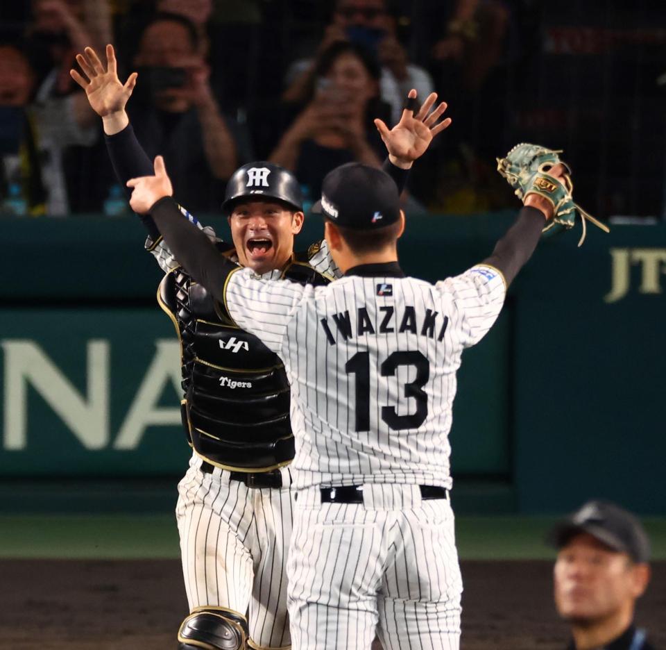 　優勝を決め坂本は岩崎と喜ぶ（撮影・山口登）