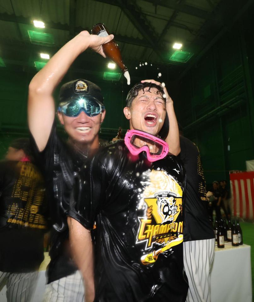 　伊藤将（左）からビールをかけられる坂本