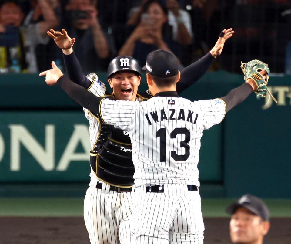 　優勝を決め坂本は岩崎と喜ぶ（撮影・山口登）