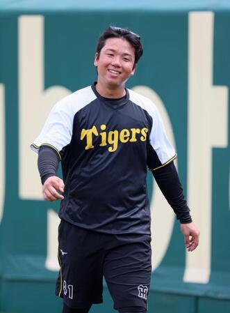 　投手指名練習に参加して汗を流す村上（撮影・立川洋一郎）