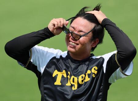 　投手指名練習に参加して汗を流す村上（撮影・立川洋一郎）