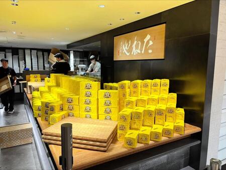 　阪神タイガースリーグ優勝記念ロゴ入りの商品を並べて準備する