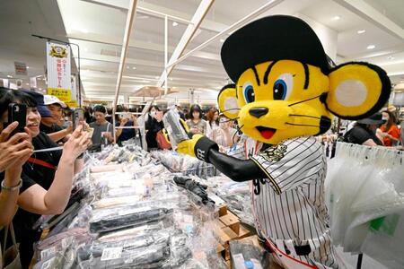 　阪神百貨店梅田本店で始まった「祝　阪神タイガース優勝記念セール」に登場したトラッキー