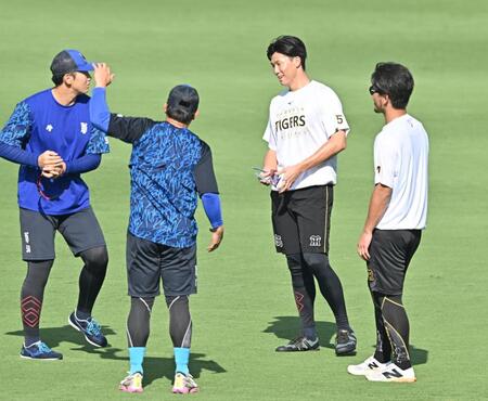 　グラウンドで言葉を交わす（左から）山本、東、及川、伊藤将（撮影・西田忠信）