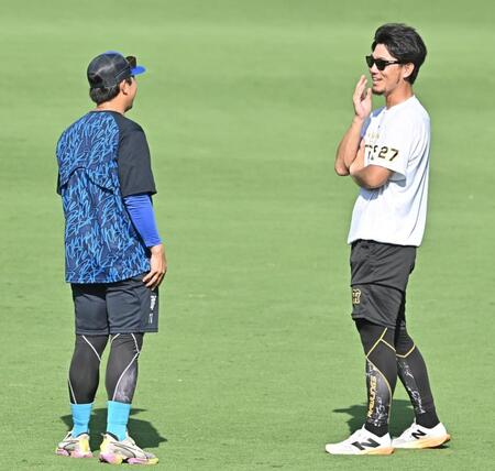 　東（左）と談笑する伊藤将（撮影・西田忠信）