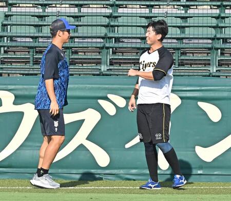 　京田（左）と言葉を交わす畠（撮影・西田忠信）