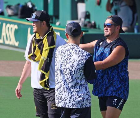　岩貞（左）を捕まえ笑顔を見せる戸柱（右）＝撮影・立川洋一郎