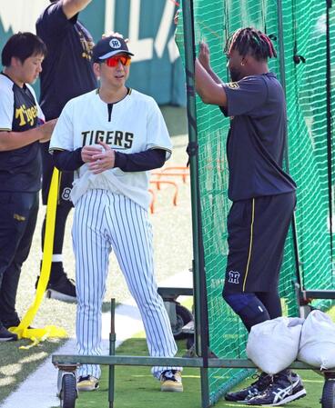 　ドリス（右）と話をする藤川監督（撮影・立川洋一郎）
