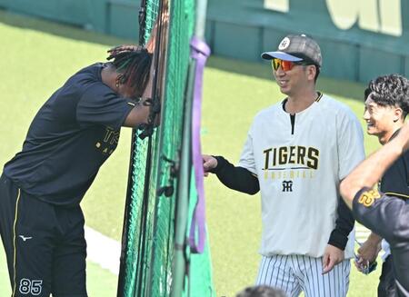 　ドリス（左）と言葉を交わす藤川監督（撮影・西田忠信）