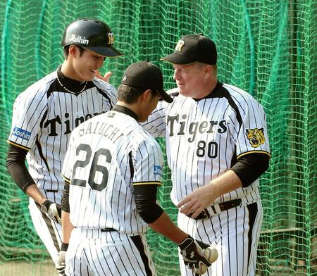 　２０１３年１１月、藤浪晋太郎にアドバイスするオマリー打撃コーチ補佐（当時）