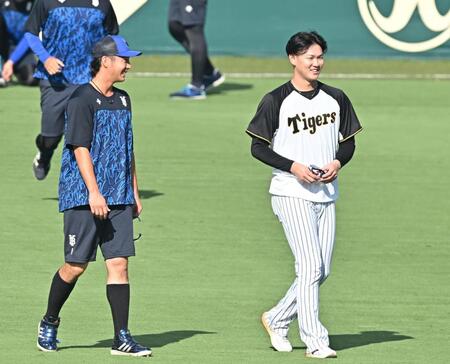 　度会（左）と談笑する及川（撮影・西田忠信）