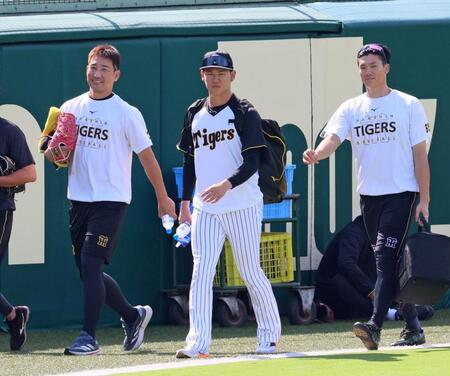 　練習へ向かう（右から）湯浅、及川、岩崎（撮影・立川洋一郎）