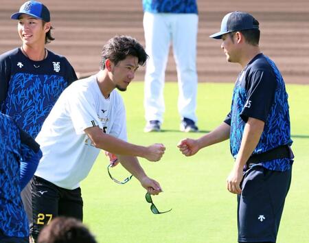 　筒香（右）にあいさつする伊藤将（撮影・立川洋一郎）