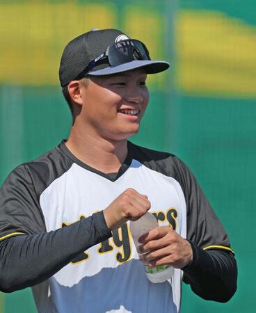 　ペットボトルを開ける森下（撮影・北村雅宏）