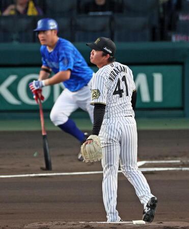 　１回、筒香を右飛に打ち取る村上（撮影・立川洋一郎）