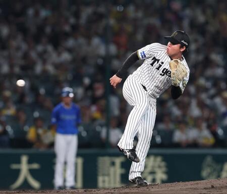 　３回、桑原の打球をキャッチする村上（撮影・北村雅宏）