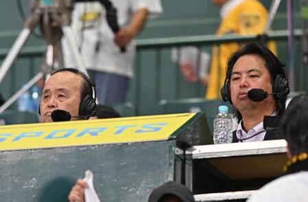 　解説を務める岡田彰布オーナー付顧問（左）と井川慶氏（撮影・西田忠信）