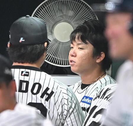 　２回に３失点し、安藤投手コーチ（左）と言葉を交わす村上（撮影・西田忠信）