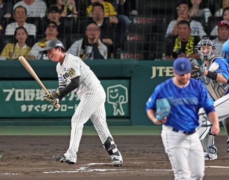 　６回、空振り三振に倒れて悔しがる村上（撮影・立川洋一郎）