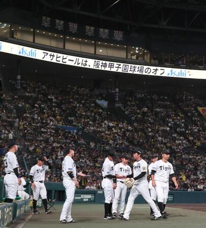 　７回、三者凡退に抑えてベンチに戻る村上（右から３人目）＝撮影・北村雅宏