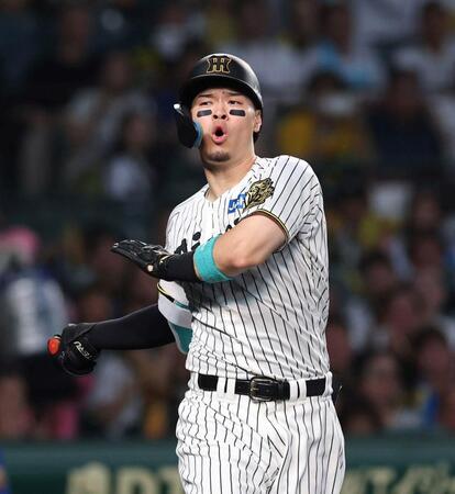 　１回、空振り三振に倒れる佐藤輝（撮影・北村雅宏）