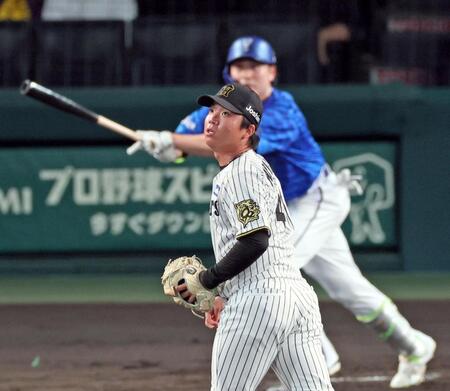 　２回、佐野に先制の適時二塁打を打たれる村上（撮影・立川洋一郎）