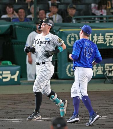 　４回、一ゴロに倒れる佐藤輝（撮影・立川洋一郎）