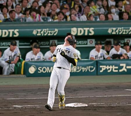 ４回裏阪神１死、中飛に打ち取られ天を仰ぐ阪神・森下翔太＝甲子園（撮影・立川洋一郎）