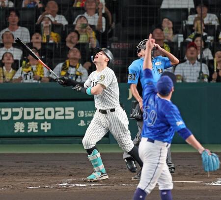 　７回、三邪飛に倒れる佐藤輝（撮影・立川洋一郎）