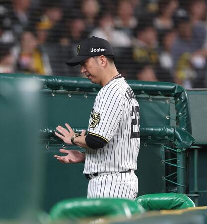 　７回の攻撃を終え、選手交代を告げた藤川監督はベンチに戻る（撮影・北村雅宏）