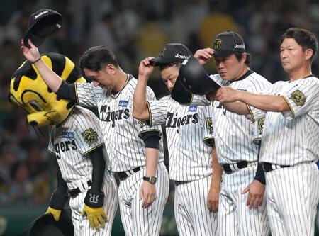 　連勝が止まり、ファンにあいさつする藤川監督（左から２人目）＝撮影・北村雅宏
