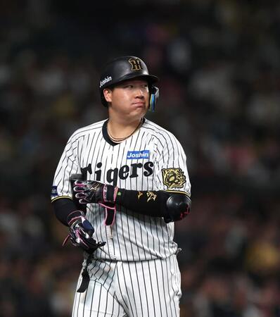 　７回、空振り三振に倒れてベンチに戻る大山（撮影・北村雅宏）