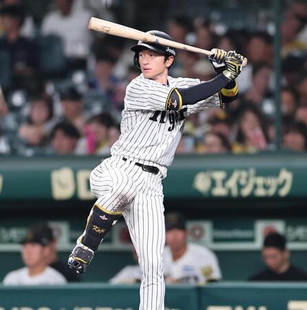 　９回、打席に入る前に素振りをする近本（撮影・田中太一）
