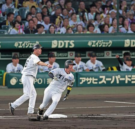 　１回、左前打を放ち二塁をうかがう近本（撮影・立川洋一郎）