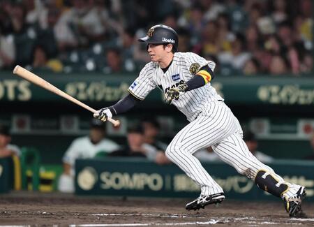 　９回、安打を放つ近本（撮影・田中太一）