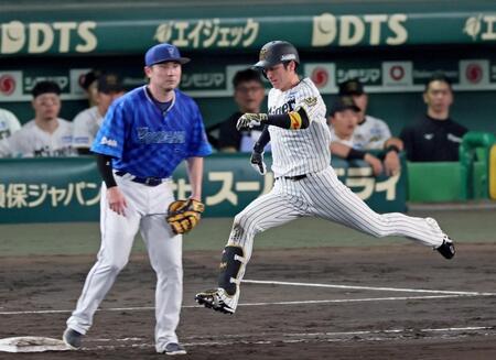 　９回、ピッチャー強襲の安打を放ち一塁へ飛び込む近本（撮影・立川洋一郎）