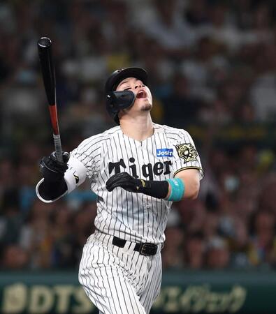　７回、三飛に倒れる佐藤輝（撮影・北村雅宏）