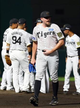 　５回途中、７失点で降板するビーズリー（撮影・山口登）