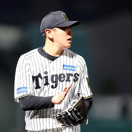 　８回、無失点に抑えベンチ戻る小川（撮影・山口登）