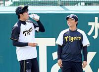 　練習前、才木（左）と談笑する村上（撮影・立川洋一郎）