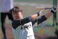 　打撃練習する井坪