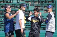 　試合前、談笑する（左から）戸柱、岩貞、伊原、松尾（撮影・北村雅宏）