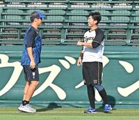 　京田（左）と言葉を交わす畠（撮影・西田忠信）