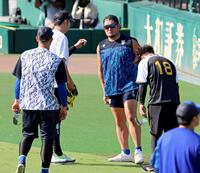　岩貞（中央左）と話す戸柱（同右）にあいさつする伊原（１８）＝撮影・立川洋一郎