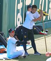 　ウオーミングアップをする岩崎（右）と話をする藤川監督（撮影・立川洋一郎）