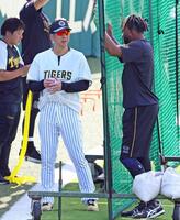 　ドリス（右）と話をする藤川監督（撮影・立川洋一郎）