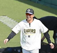 笑顔を見せる阪神・藤川球児監督＝甲子園（撮影・西田忠信）