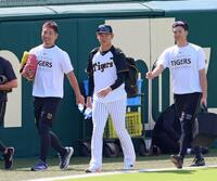 　練習へ向かう（右から）湯浅、及川、岩崎（撮影・立川洋一郎）