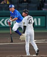 　１回、筒香を右飛に打ち取る村上（撮影・立川洋一郎）